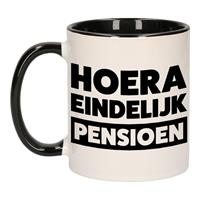Shoppartners Pensioen mok / beker zwart Hoera eindelijk met pensioen 300 ml Zwart