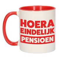 Shoppartners Pensioen mok / beker rood Hoera eindelijk met pensioen 300 ml Rood