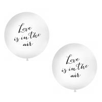 Set van 2x stuks mega ballonnen wit met Love is in the air tekst - Ballonnen