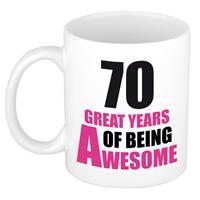 70 great years of being awesome cadeau mok / beker wit en roze -