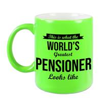 Bellatio How the worlds greatest pensioner looks like mok / beker neon groen pensioen cadeau collega 330 ml -