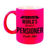 Bellatio How the worlds greatest pensioner looks like mok / beker neon roze pensioen cadeau collega 330 ml -