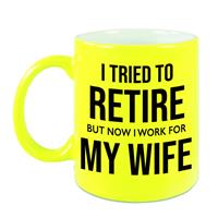 Bellatio I tried to retire but now I work for my wife pensioen mok / beker neon geel afscheidscadeau 330 ml -