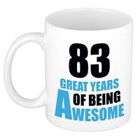 83 great years of being awesome cadeau mok / beker wit en blauw -