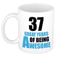 37 great years of being awesome cadeau mok / beker wit en blauw -