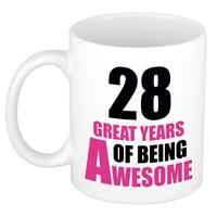 28 great years of being awesome cadeau mok / beker wit en roze -