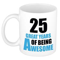 25 great years of being awesome cadeau mok / beker wit en blauw -