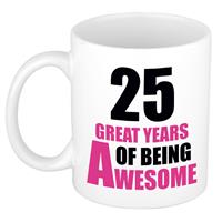 25 great years of being awesome cadeau mok / beker wit en roze -