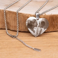Wanapix Hanger met stalen hartvorm dubbelzijdig met foto en tekst graveren