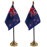 2x stuks nieuw Zeeland tafelvlaggetjes 10 x 15 cm met standaard -