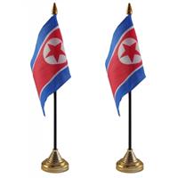 2x stuks noord Korea tafelvlaggetje 10 x 15 cm met standaard -