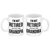 Bellatio Not retired but fulltime grandma en grandpa mok - Cadeau beker set voor gepensioneerde Opa en Oma -