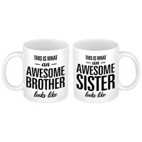 Bellatio Awesome Sister en Brother looks like mok - Cadeau beker set voor Broer en Zus -