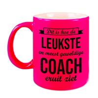 Bellatio Leukste en meest geweldige coach cadeau koffiemok / theebeker neon roze 330 ml -