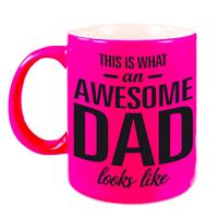 Bellatio Awesome dad cadeau mok / beker neon roze voor Vaderdag 330 ml -