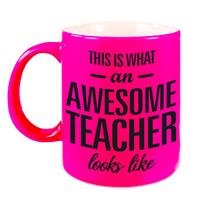 Bellatio Awesome teacher cadeau neon roze mok / beker voor juf / meester 330 ml -