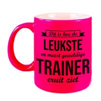 Bellatio Leukste en meest geweldige trainer cadeau koffiemok / theebeker neon roze 330 ml -