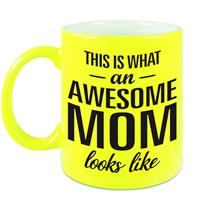 Bellatio Awesome mom cadeau mok / beker neon geel voor Moederdag 330 ml -