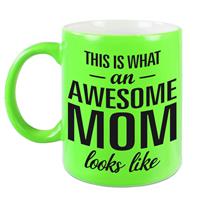 Bellatio Awesome mom cadeau mok / beker neon groen voor Moederdag 330 ml -