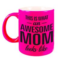 Bellatio Awesome mom cadeau mok / beker neon roze voor Moederdag 330 ml -