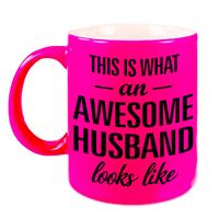 Bellatio Awesome husband / echtgenoot cadeau mok / beker neon roze 330 ml -