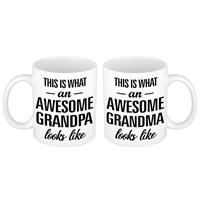 Bellatio Awesome grandma en grandpa looks like mok - Cadeau beker set voor Opa en Oma -