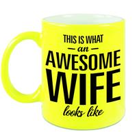 Bellatio Awesome wife / echtgenote neon gele cadeau mok / beker 330 ml -