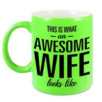 Bellatio Awesome wife / echtgenote neon groene cadeau mok / beker 330 ml -