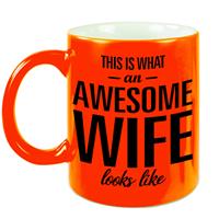 Bellatio Awesome wife / echtgenote neon oranje cadeau mok / beker 330 ml -