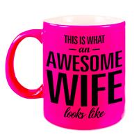 Bellatio Awesome wife / echtgenote neon roze cadeau mok / beker 330 ml -