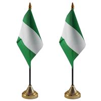 Bellatio 2x stuks Nigeria tafelvlaggetje 10 x 15 cm met standaard -