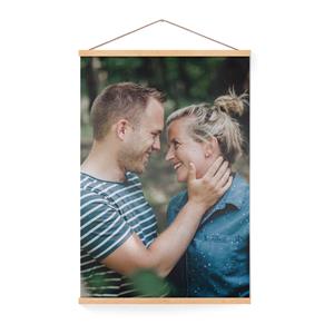 YourSurprise Gepersonaliseerde poster met houten posterhanger 50x70