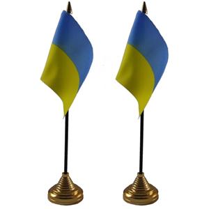 2x stuks Oekraine tafelvlaggetjes 10 x 15 cm met standaard -