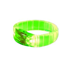 Merkloos 4x stuks groene armdanden met LED licht -