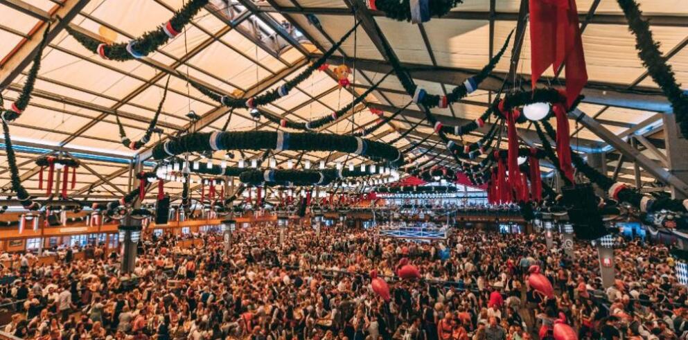 Travelcircus Festhalle Schottenhamel Oktoberfest tafelreservering incl. overnachting in Premium Hotel