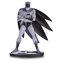 DC Collectibles schwarzweiße Batman Dekofigur nach Jiro Kuwatas Batman 16 cm