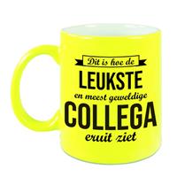 Dit Is Hoe De Leukste En Meest Geweldige Collega Eruitziet Cadeau Mok / Beker - Neon Geel - 330 Ml - Bedankt Cadeau