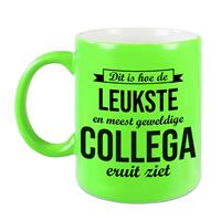 Dit Is Hoe De Leukste En Meest Geweldige Collega Eruitziet Cadeau Mok / Beker - Neon Groen - 330 Ml - Bedankt Cadeau