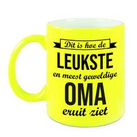 Dit Is Hoe De Leukste En Meest Geweldige Oma Eruitziet Cadeau Mok / Beker - Neon Geel - 330 Ml - Verjaardag / Bedankje