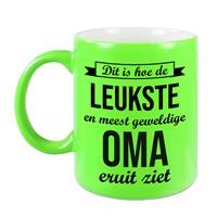 Dit Is Hoe De Leukste En Meest Geweldige Oma Eruitziet Cadeau Mok / Beker - Neon Groen - 330 Ml - Verjaardag / Bedankje