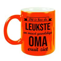 Dit Is Hoe De Leukste En Meest Geweldige Oma Eruitziet Cadeau Mok / Beker - Neon Oranje - 330 Ml - Verjaardag / Bedankje