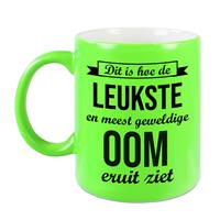 Dit Is Hoe De Leukste En Meest Geweldige Oom Eruitziet Cadeau Mok / Beker - Neon Groen - 330 Ml - Verjaardag / Bedankje