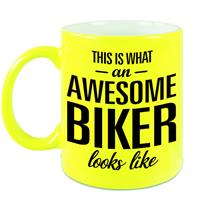 This Is What An Awesome Biker Looks Like Cadeau Mok / Beker - 330 Ml - Neon Geel - Verjaardag - Kado Mok / Beker