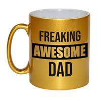 Papa Cadeau Mok / Beker Met Tekst Freaking Awesome Dad - Goud - Kado Mokken / Bekers - Cadeau Vader