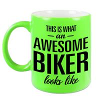 This Is What An Awesome Biker Looks Like Cadeau Mok / Beker - 330 Ml - Neon Groen - Verjaardag - Kado Mok / Beker