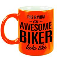 This Is What An Awesome Biker Looks Like Cadeau Mok / Beker - 330 Ml - Neon Oranje - Verjaardag - Kado Mok / Beker