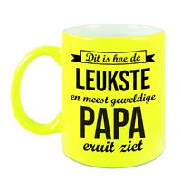 Dit Is Hoe De Leukste En Meest Geweldige Papa Eruitziet Cadeau Mok / Beker - Neon Geel - 330 Ml - Verjaardag / Vaderdag