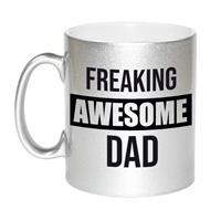 Papa Cadeau Mok / Beker Met Tekst Freaking Awesome Dad - Zilver - Kado Mokken / Bekers - Cadeau Vader