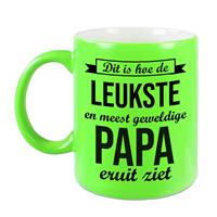 Dit Is Hoe De Leukste En Meest Geweldige Papa Eruitziet Cadeau Mok / Beker - Neon Groen - 330 Ml - Verjaardag / Vaderdag