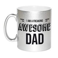 Papa Cadeau Mok / Beker Met Tekst I Am A Freaking Awesome Dad - Zilver - Kado Mokken / Bekers - Cadeau Papa / Vader